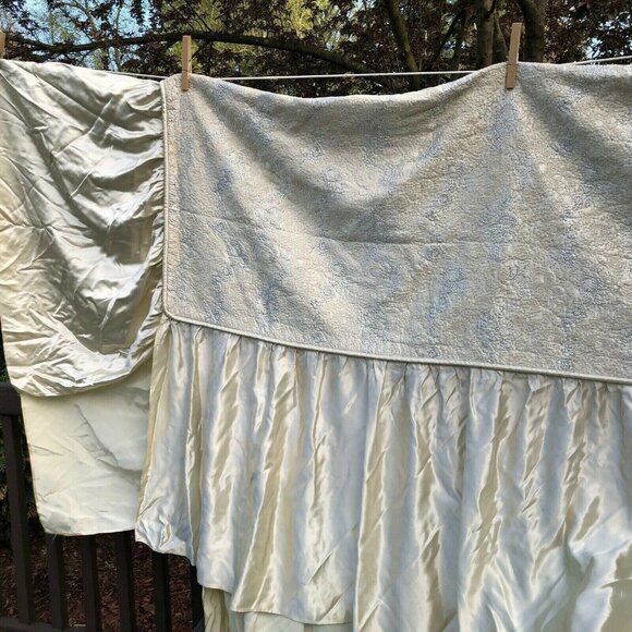 Vintage Satin Embroidered Bedspread Coverlet Ruffled Glam light Yellow Gold - Picture 12 of 12